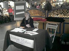 Pause am Infostand, Frau Cassidy