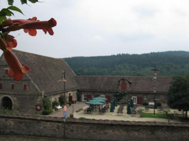Blick vom Schlosshof über die Straße zu den Wirtschaftsgebäuden u. dem Biergarten
