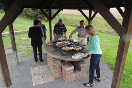 Frohe Gesichter am Grill