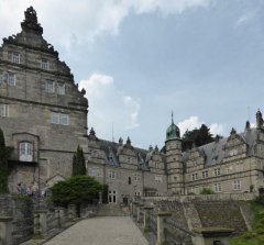 Schloss Hämelschenburg Vom Tor kommend, über die Schlossbrücke zum Ehrenhof