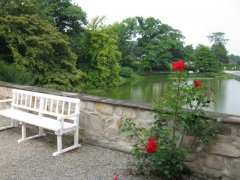 Bank am Schlossteich von Schloss Hämelschenburg