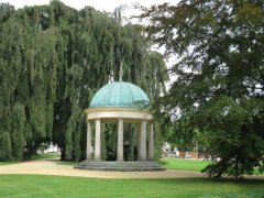 Kurpark der Brunnenhain mit Brunnenmädchen