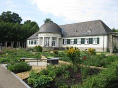 Das Parkpalais im Kurpark mit dem neuangelegten Rosengarten.