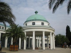 Wahrzeichen der Stadt Pyrmont: Brunnenplatz mit dem Brunnentempel über dem "HylligerBorn"