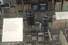 Die „Curta“ und im Hintergrund elektronische Taschenrechner der Neuzeit. (6DDSCN4181web.jpg)