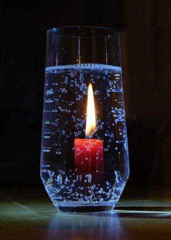 016 Licht im Wasserglas